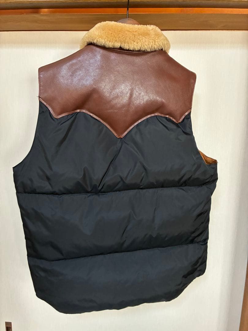 ロッキーマウンテン　ファー付きダウンベスト 黒と茶色