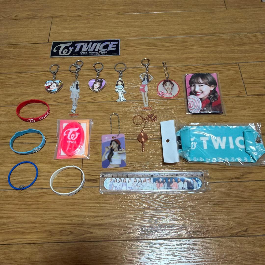 TWICE引退品まとめ売り　トレカ　アルバム　トートバッグ　ペンライト　タオル