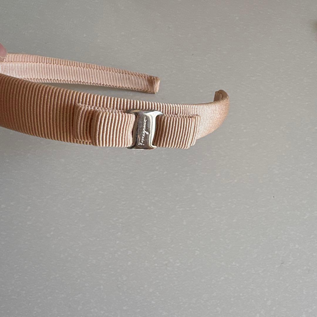 フェラガモ　カチューシャ　ピンク　細タイプ