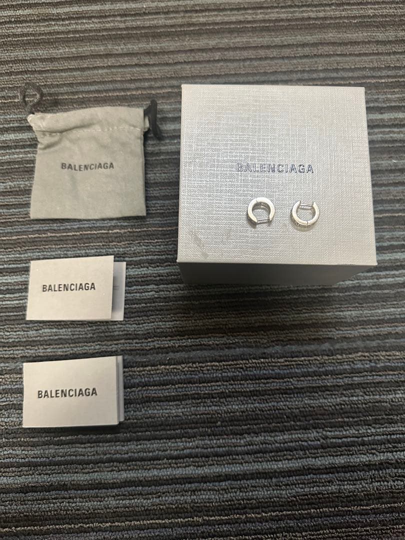 バレンシアガ　両耳ピアス