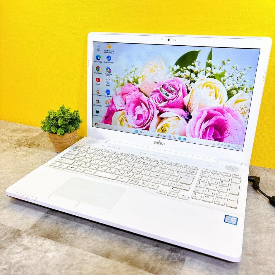 ⅰ7✨快適SSD✨おしゃれな白❣薄型ノートパソコン カメラ付 Windows11