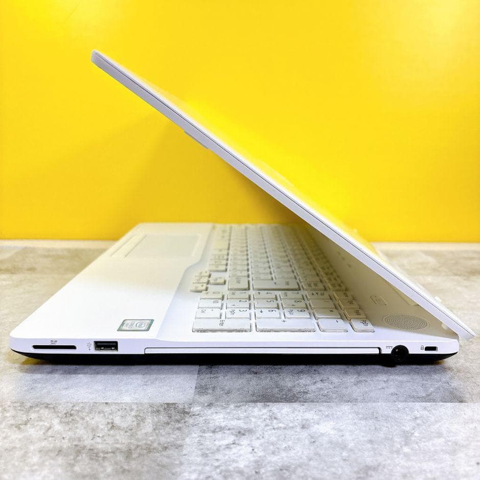 ⅰ7✨快適SSD✨おしゃれな白❣薄型ノートパソコン カメラ付 Windows11