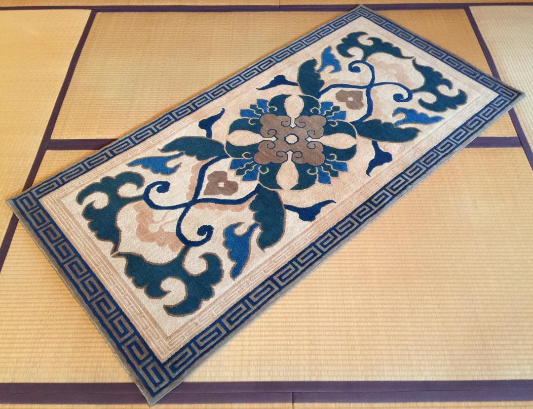 鍋島 段通 蟹牡丹 95cm × 191cm (京間の一畳分)