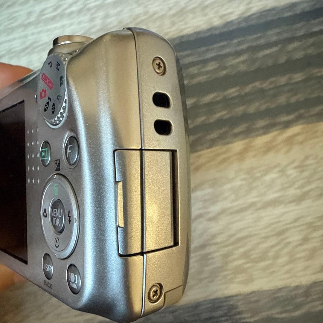 動作品　FUJIFILM FINEPIX F70EXR 富士フィルム「シルバー」