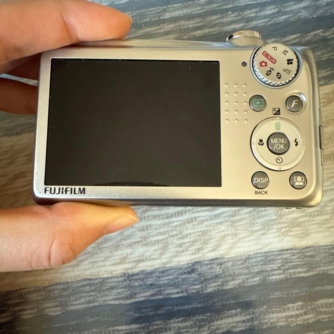 動作品　FUJIFILM FINEPIX F70EXR 富士フィルム「シルバー」