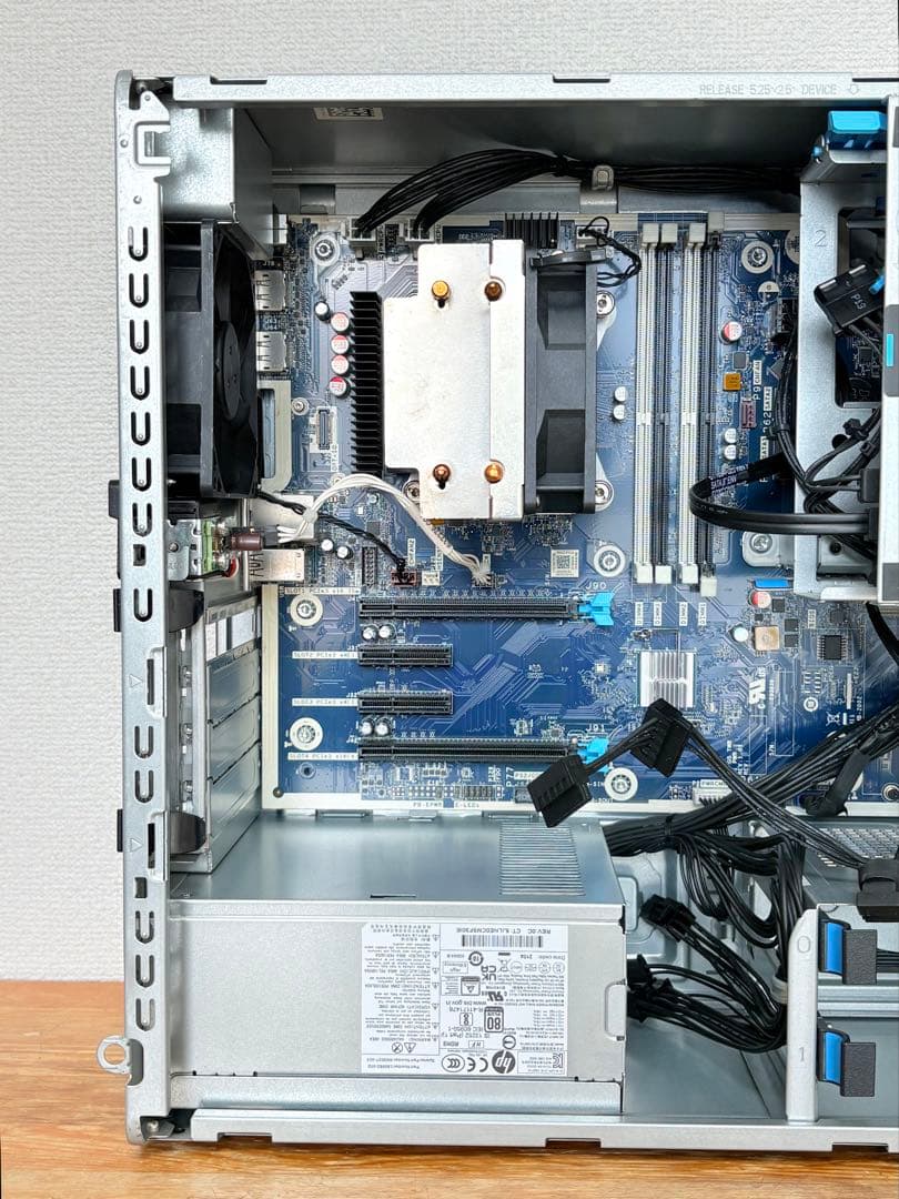 ベアボーン状態のHP Z2 Tower G5 （Xeon W-1250付き）
