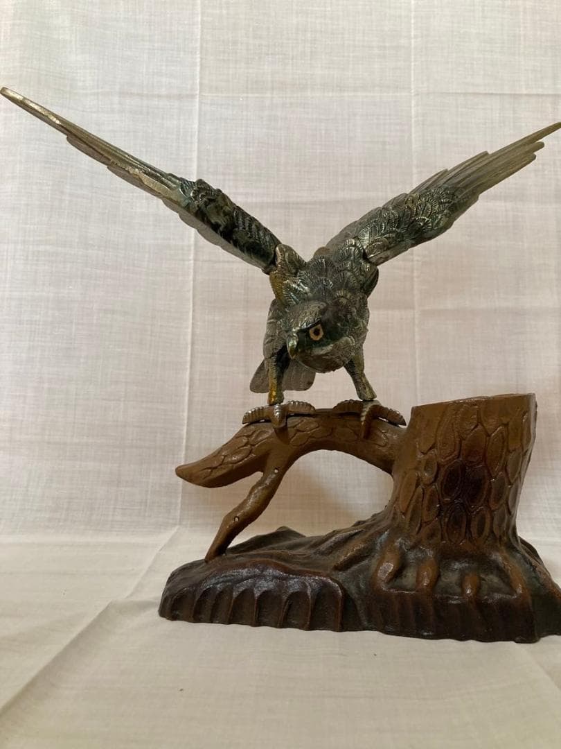 鷹の置物　 金属製　 オブジェ