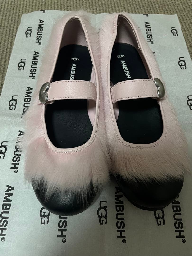 AMBUSH ピンクファーフラットシューズ