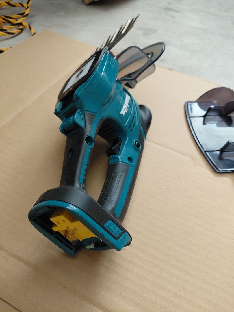 マキタ充電式芝生バリカン160mm モデル MUM604D18v