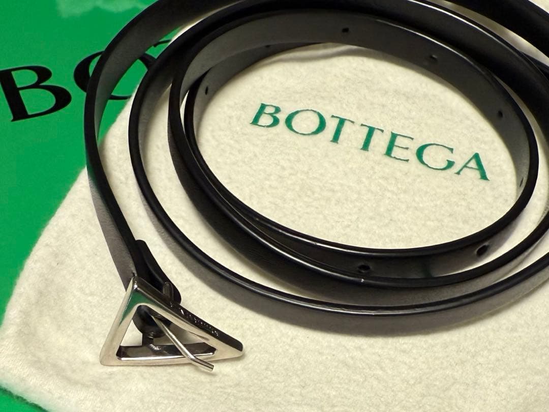 BOTTEGA VENETA 細身ブラックベルト トライアングルバックル