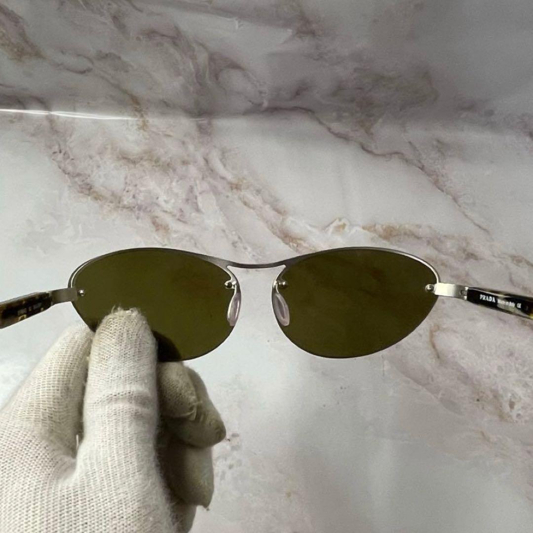 Rachel着用 PRADA サングラス リムレス　ワイヤー