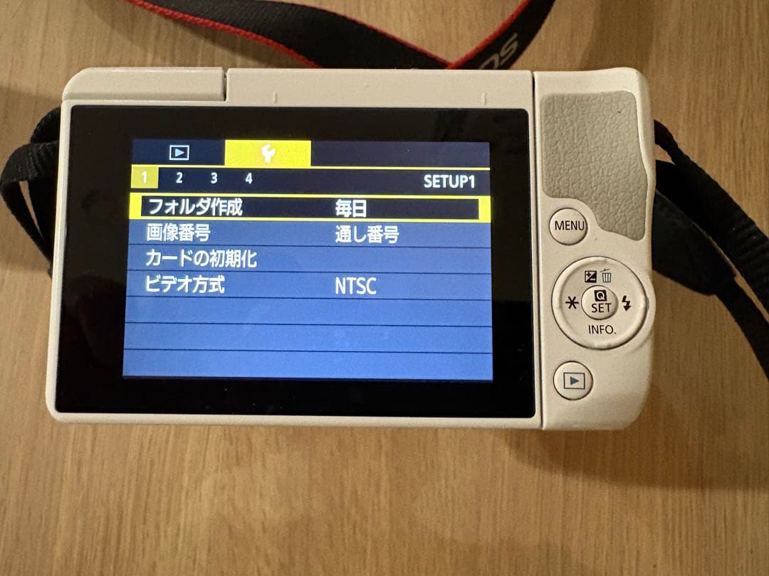 Canon EOS M10 ダブルズームキット ホワイト Wi-Fi内蔵