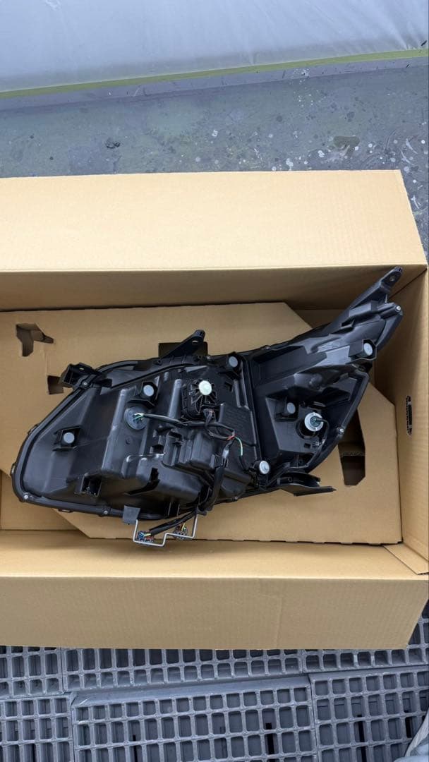 美品✨【トヨタ ヴォクシー80系後期 】純正 ヘッドライト 右