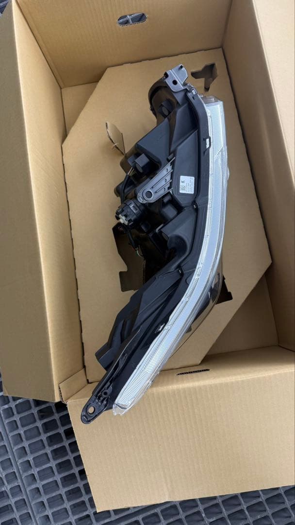 美品✨【トヨタ ヴォクシー80系後期 】純正 ヘッドライト 右