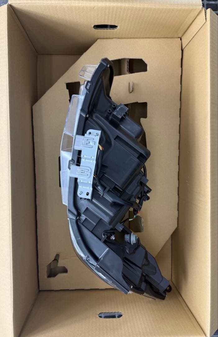 美品✨【トヨタ ヴォクシー80系後期 】純正 ヘッドライト 右