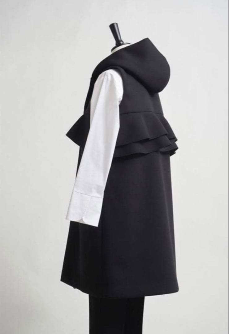 フード付きブラックロングベスト