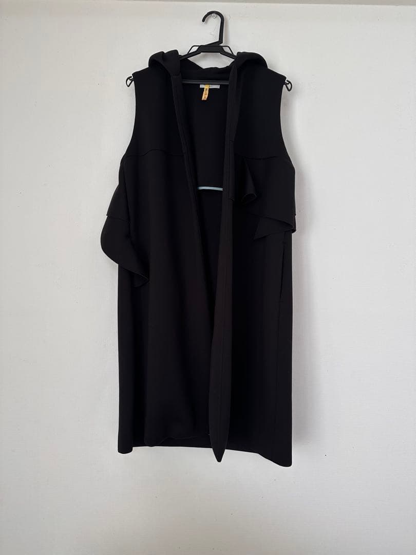 フード付きブラックロングベスト