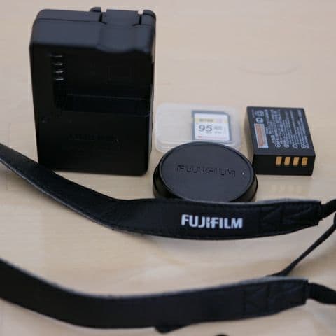 FUJIFILM X100F 動作確認済 レンズキャップ付 ショット数6500