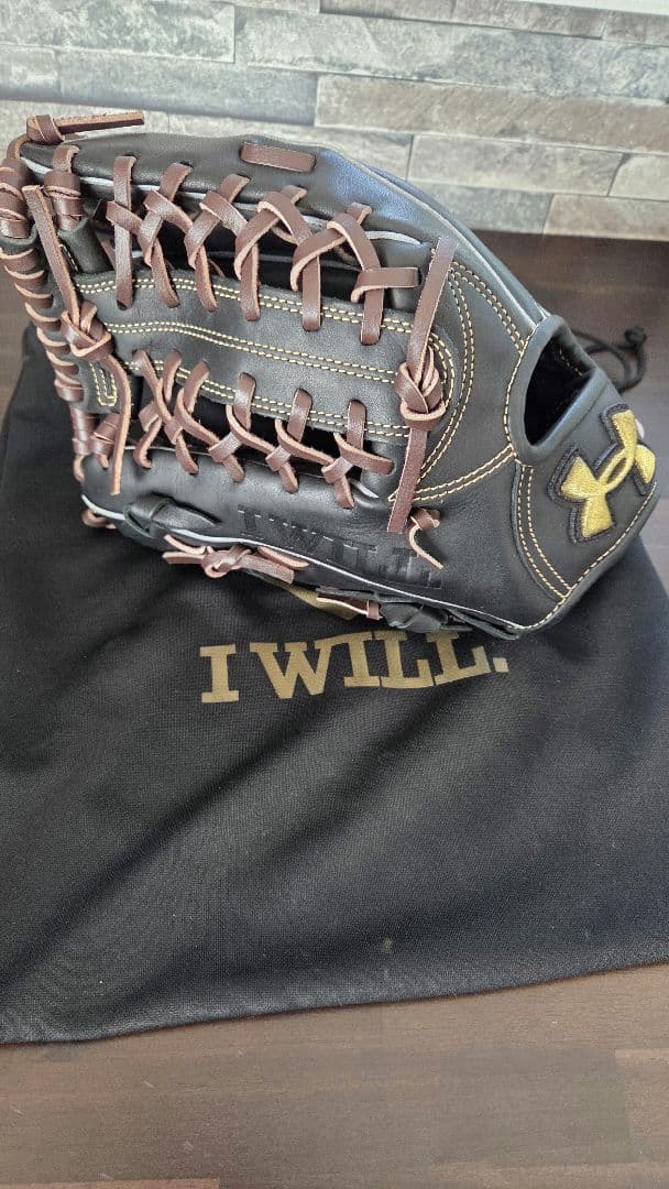 お*り様 ほぼ未使用 アンダーアーマー 外野用 左投げ 軟式グローブ 収納袋付き
