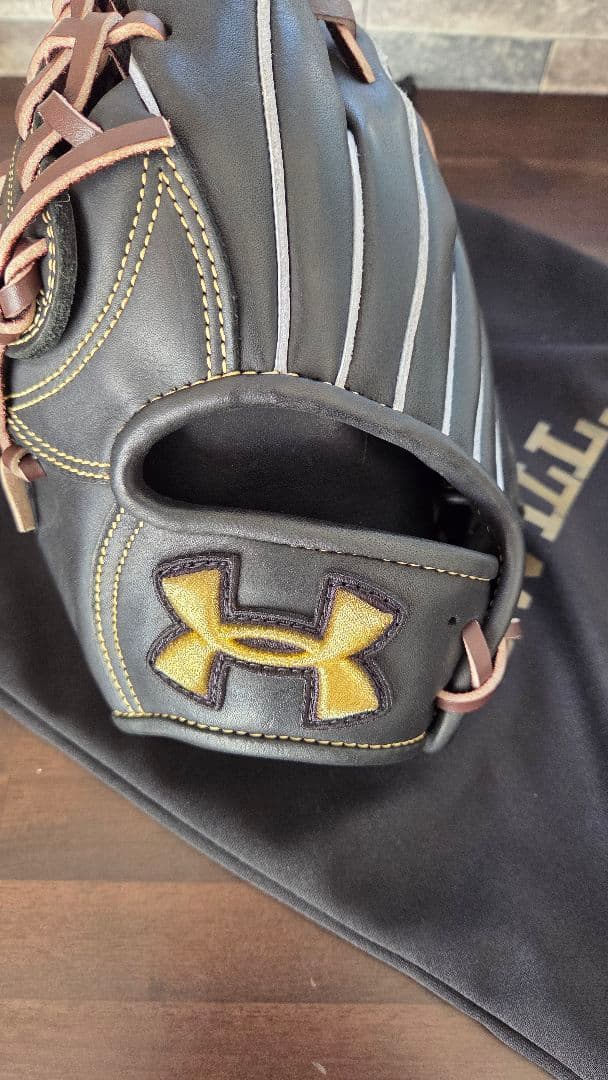 お*り様 ほぼ未使用 アンダーアーマー 外野用 左投げ 軟式グローブ 収納袋付き