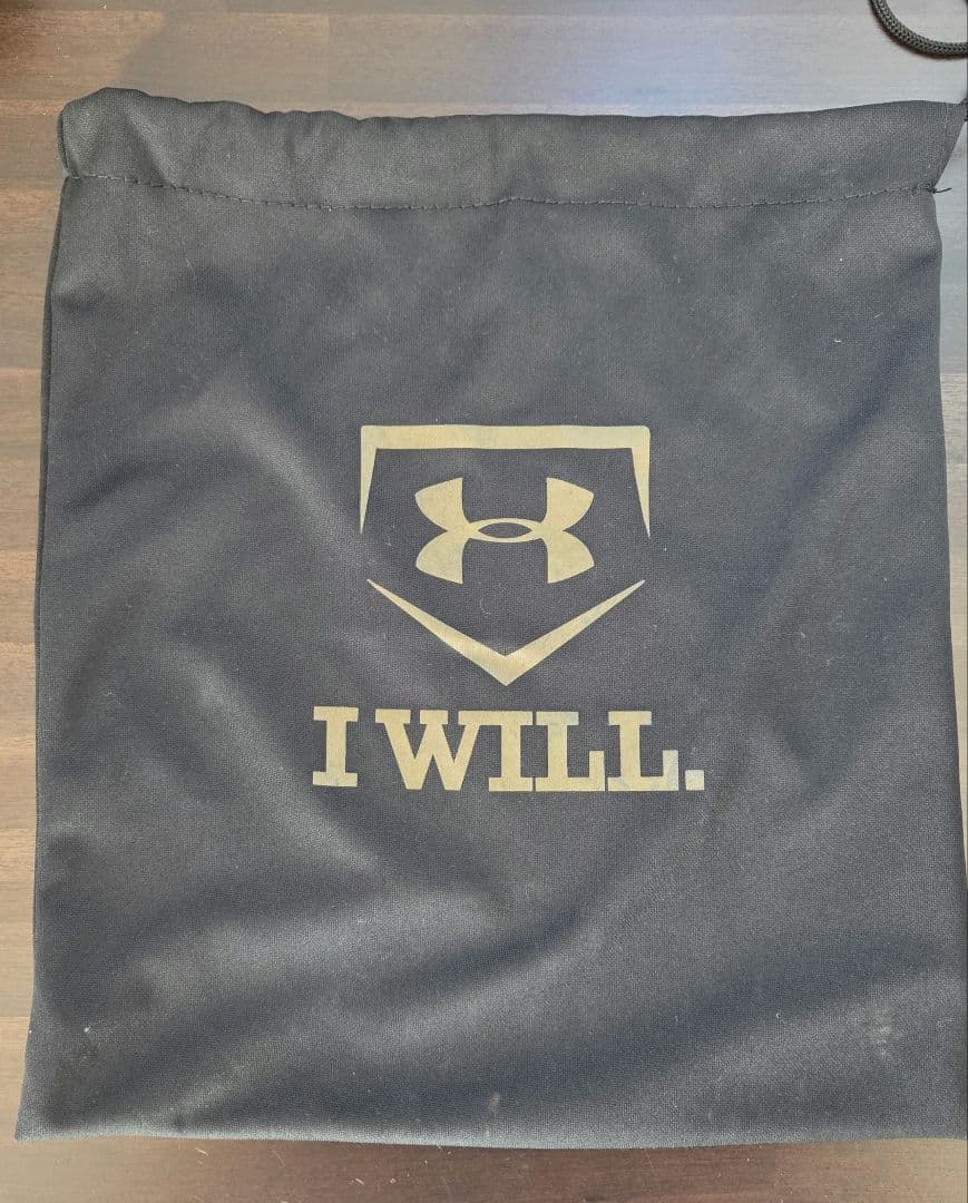 お*り様 ほぼ未使用 アンダーアーマー 外野用 左投げ 軟式グローブ 収納袋付き