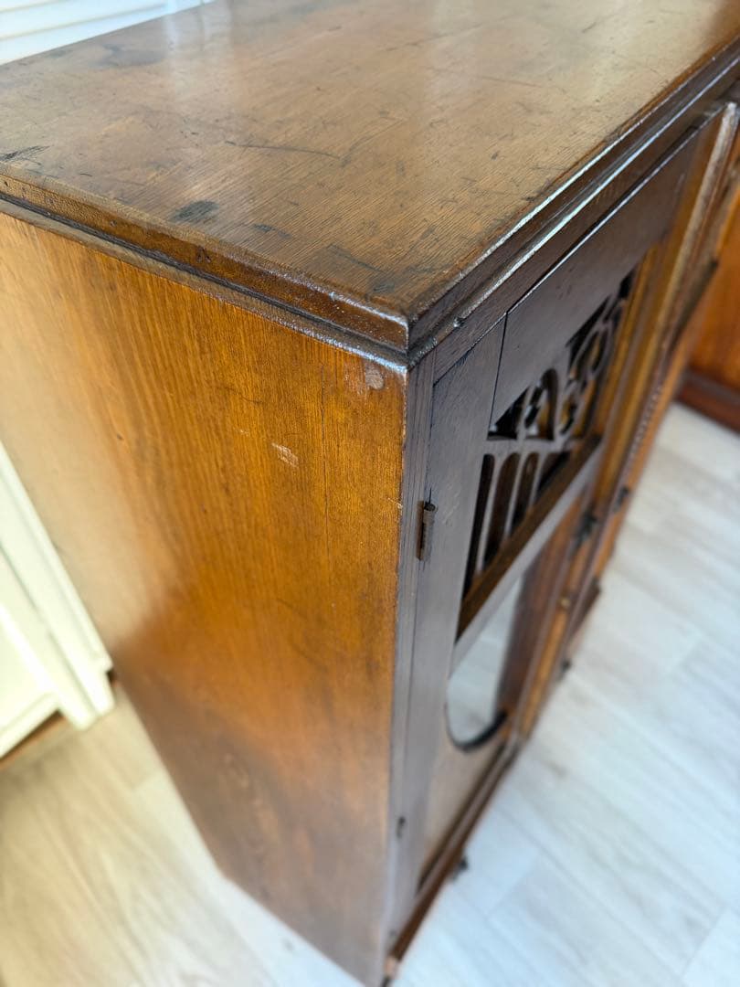 飾り棚 茶箪笥 レトロ 木製 古家具 アンティーク ゆらゆらガラス 木彫り