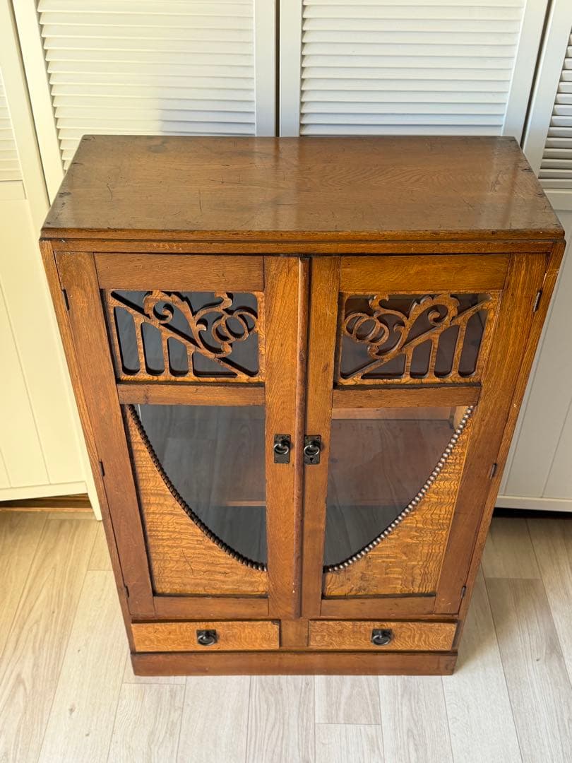 飾り棚 茶箪笥 レトロ 木製 古家具 アンティーク ゆらゆらガラス 木彫り