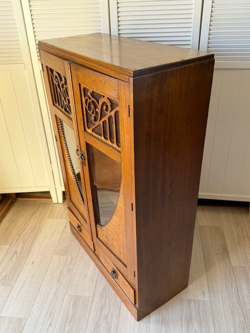 飾り棚 茶箪笥 レトロ 木製 古家具 アンティーク ゆらゆらガラス 木彫り