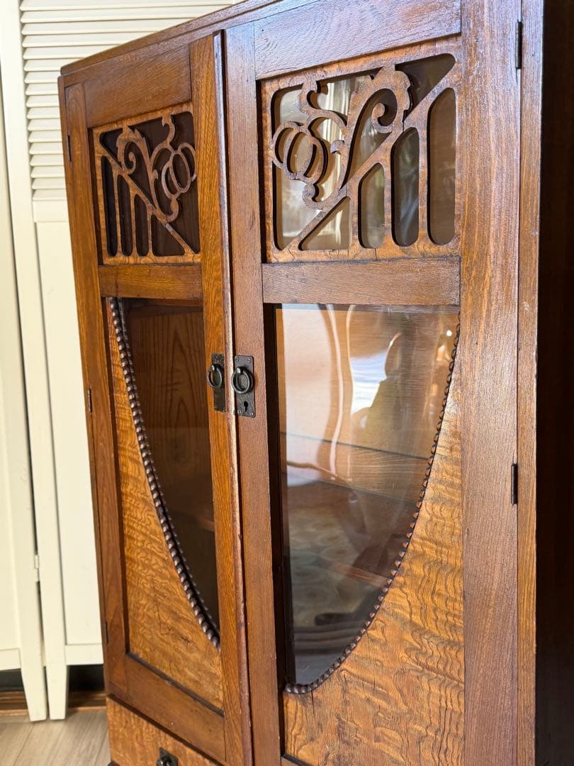 飾り棚 茶箪笥 レトロ 木製 古家具 アンティーク ゆらゆらガラス 木彫り