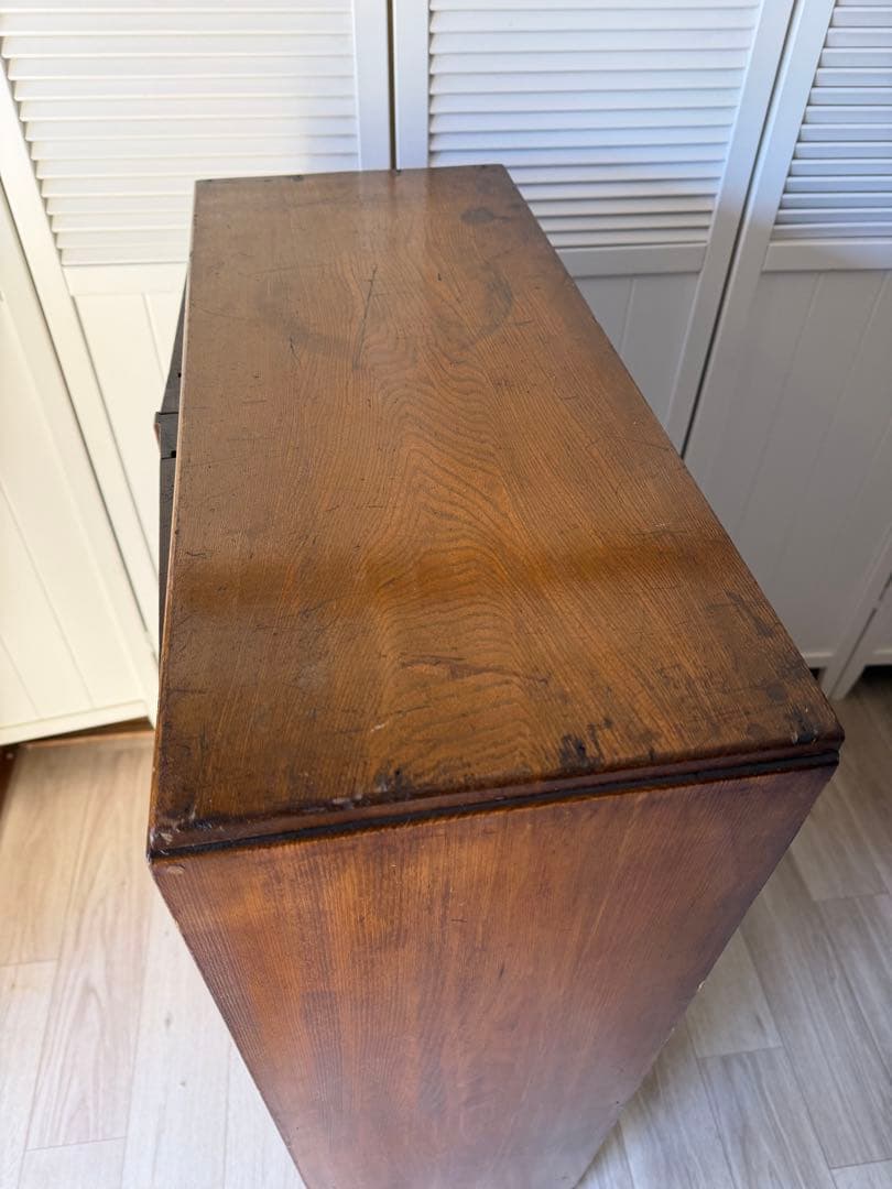 飾り棚 茶箪笥 レトロ 木製 古家具 アンティーク ゆらゆらガラス 木彫り