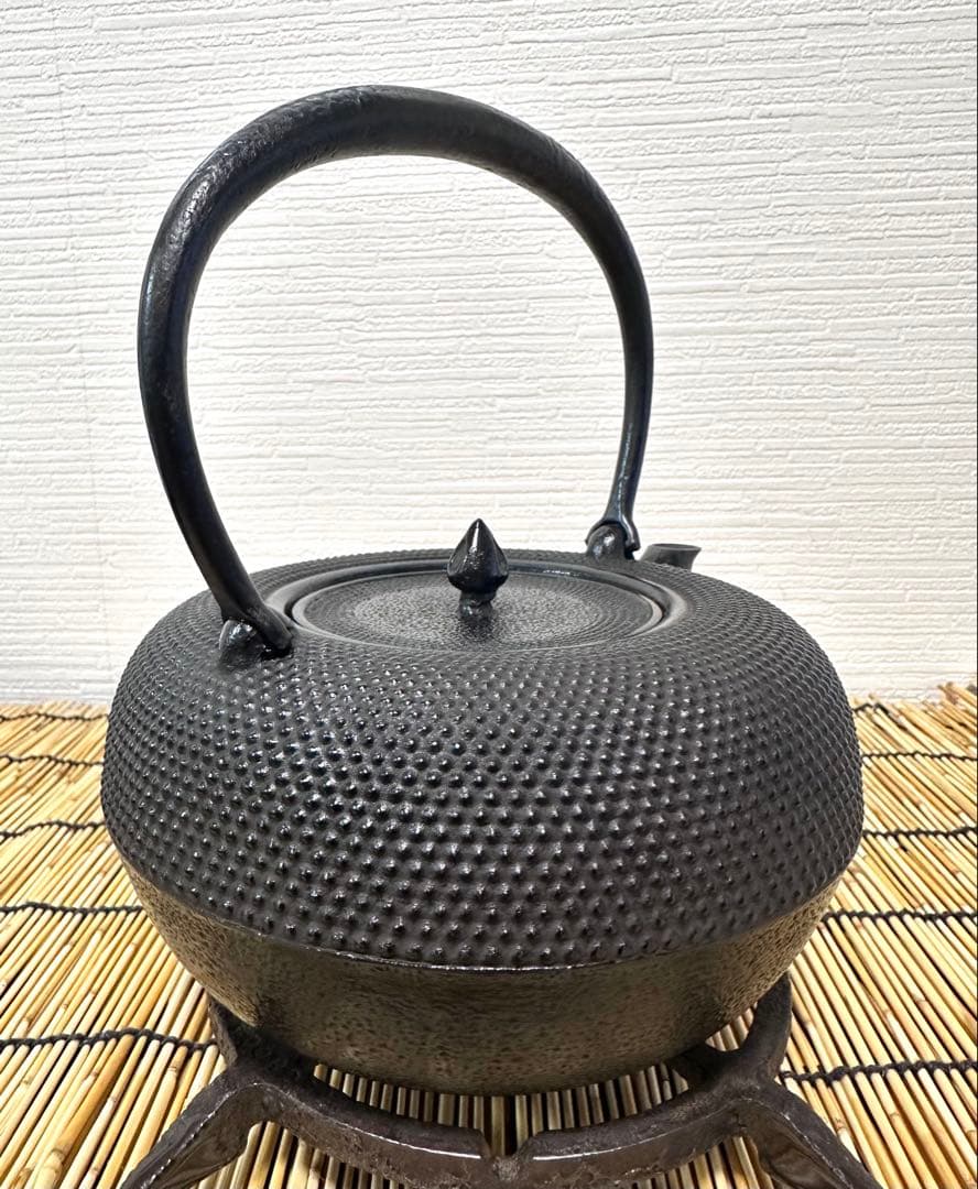 未使用品　敬典工房正寿堂山正　人間国宝髙橋敬典作１２型アラレ　南部鉄瓶