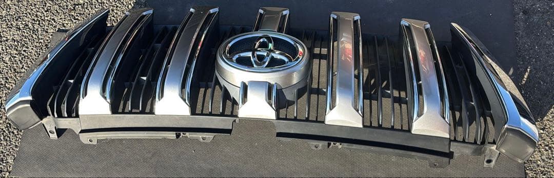 トヨタ プラド 150 中期型 ロゴ入りフロントグリル