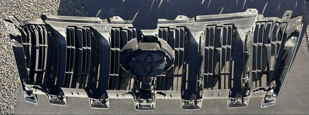 トヨタ プラド 150 中期型 ロゴ入りフロントグリル