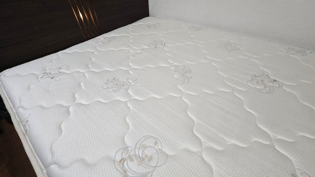 【値下げ中】ニホンベッド　セミダブル 　スプリングマットレス ＋ベッドフレーム