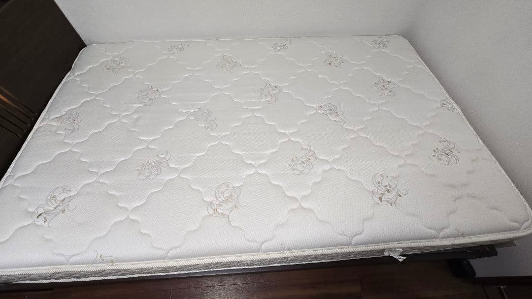 【値下げ中】ニホンベッド　セミダブル 　スプリングマットレス ＋ベッドフレーム