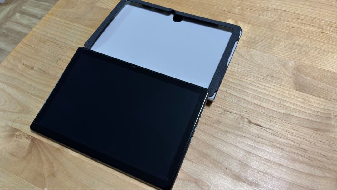 Windowsタブレット ブラック カバー付き