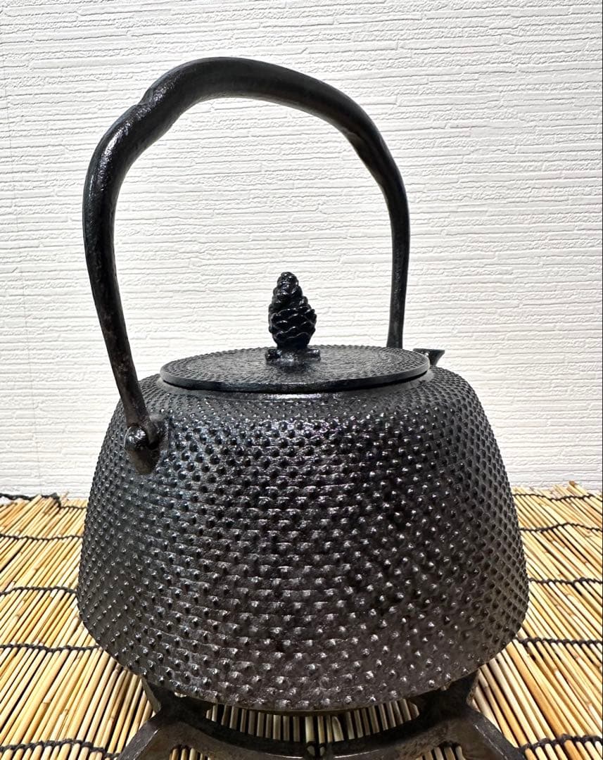 未使用品、保管品　南部岩鋳 四代目清末作 １５型　九重アラレ　南部鉄瓶