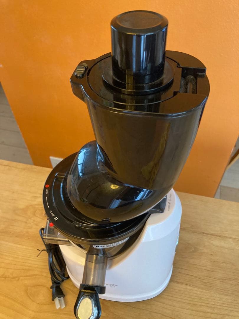 Kuvings 低速圧搾ジューサー 本体とカップ2個