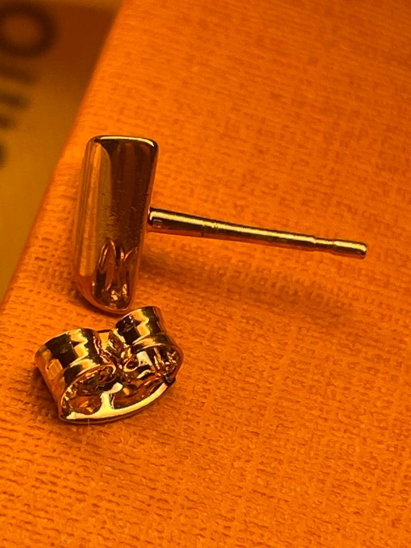 【極美品】Louis Vuitton エセンシャル V スタッドピアス　片耳