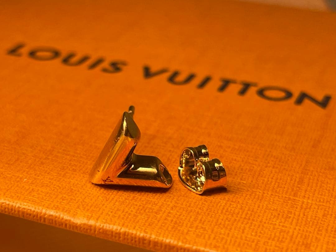 【極美品】Louis Vuitton エセンシャル V スタッドピアス　片耳