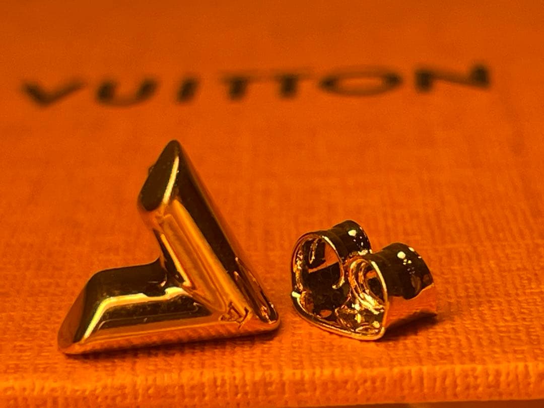 【極美品】Louis Vuitton エセンシャル V スタッドピアス　片耳