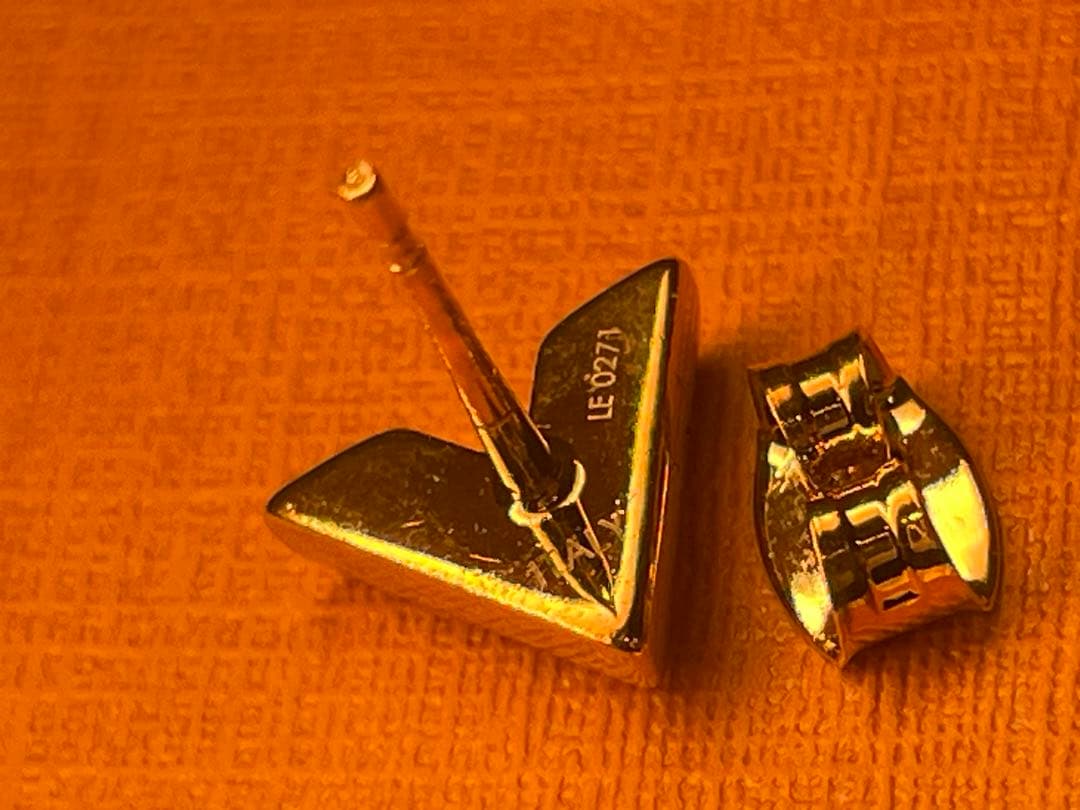 【極美品】Louis Vuitton エセンシャル V スタッドピアス　片耳