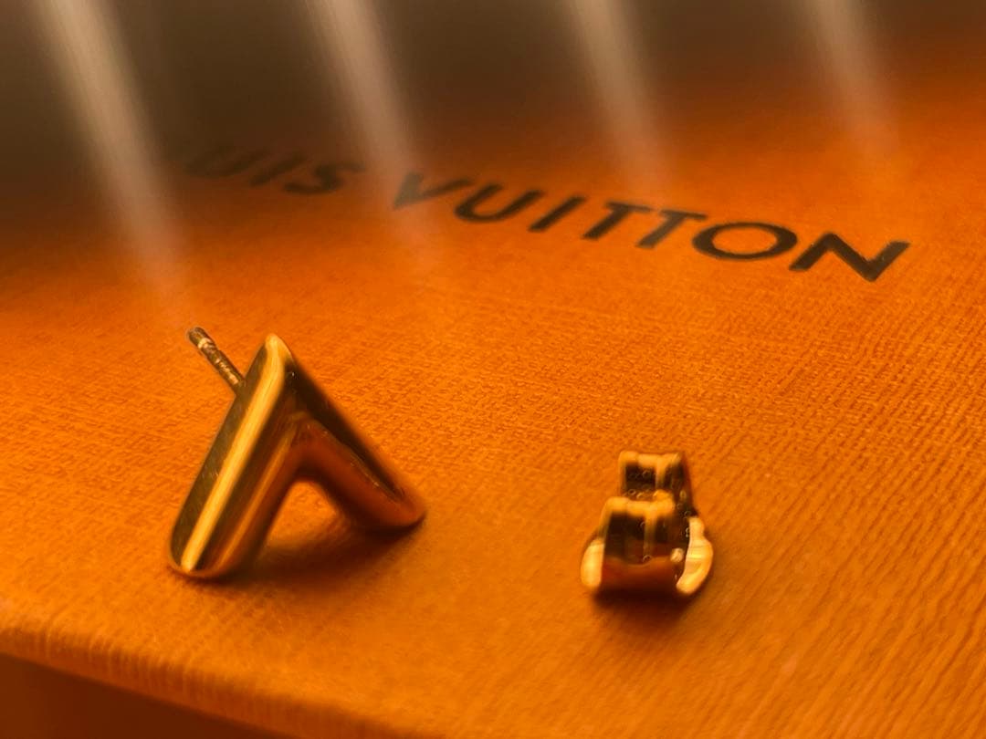 【極美品】Louis Vuitton エセンシャル V スタッドピアス　片耳