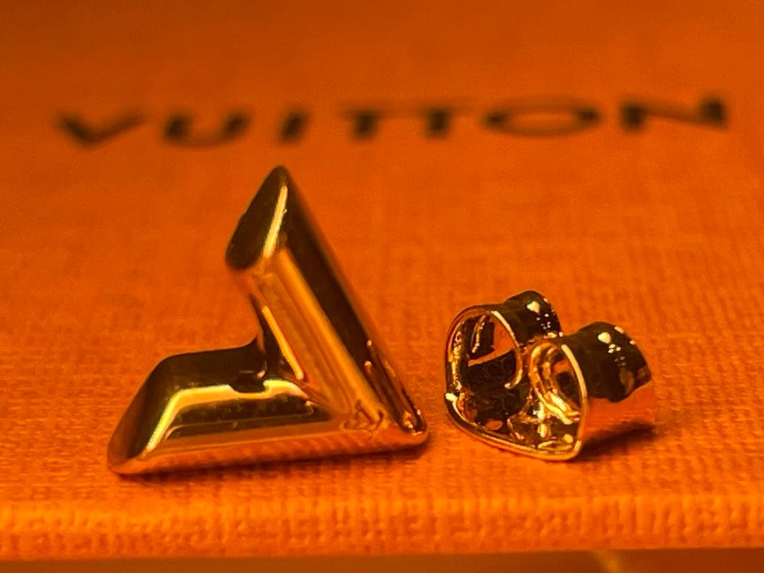 【極美品】Louis Vuitton エセンシャル V スタッドピアス　片耳
