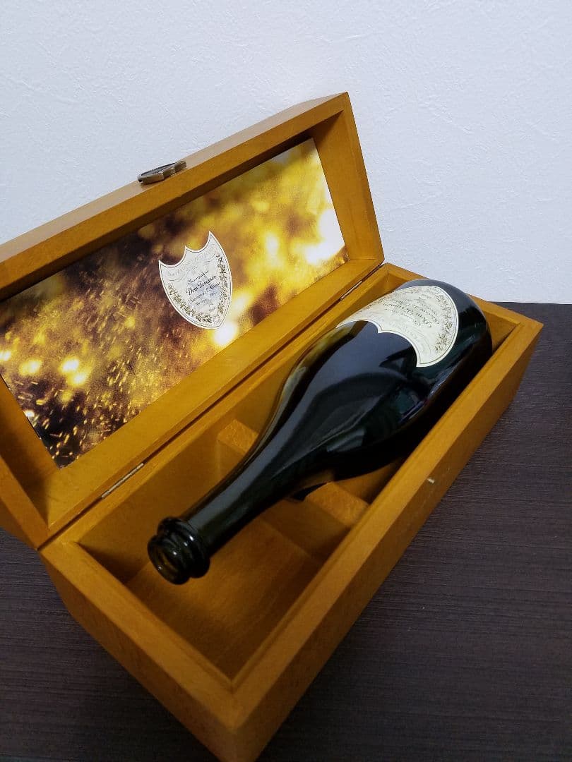 ドンペリニヨンゴールド空ビンと木箱