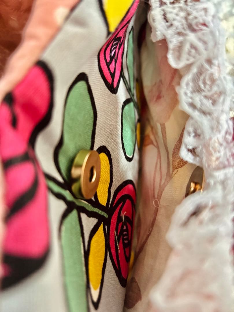 専用ページ❤️コヤンイサムチョン　薔薇柄のピンクフェイクレザーのころりんバッグ