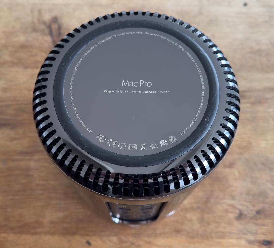 Mac Pro Late 2013 8コア 64GB 1TB D700