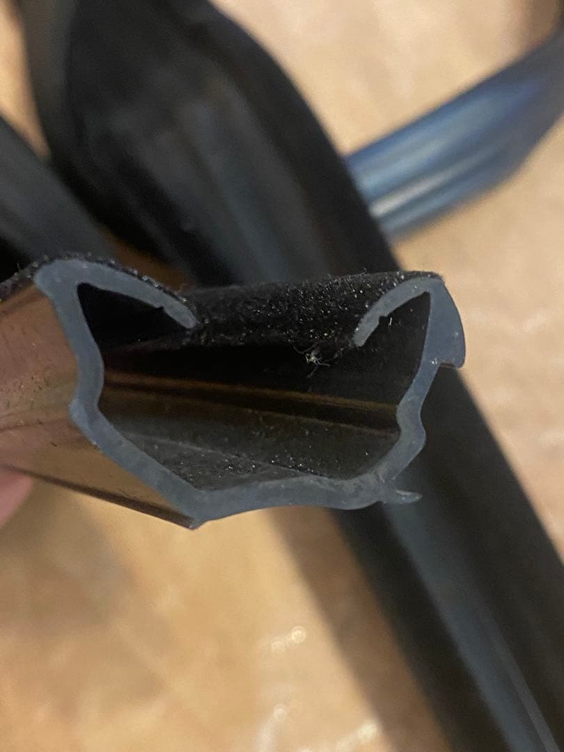 80-92 キャデラックブロアム　 フロントドアウィンドウガラスチャンネル