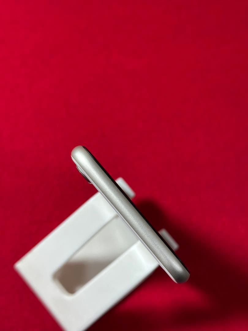 【5622】iPhone SE3第3世代スターライト 64GB simフリー