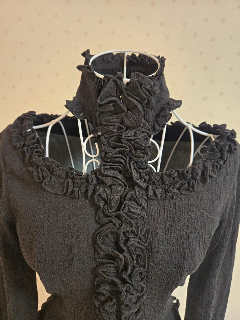 Na+H フリル付きブラック長袖シャツ